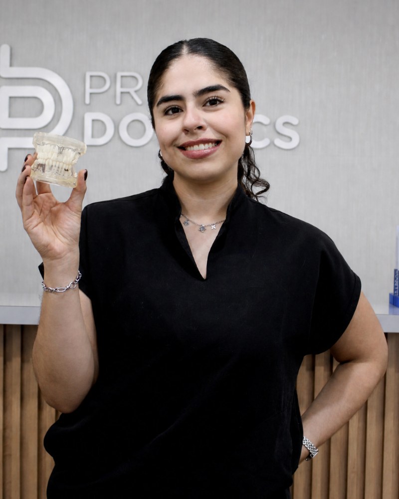 Dra. Claudia Díaz de León - Cirugía Dental